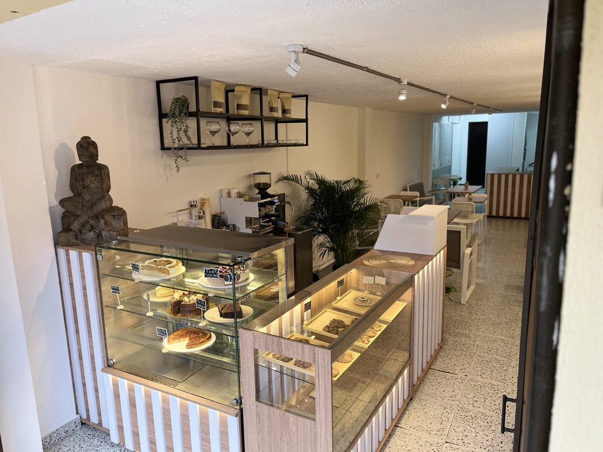 Interior con vitrina y buda de piedra