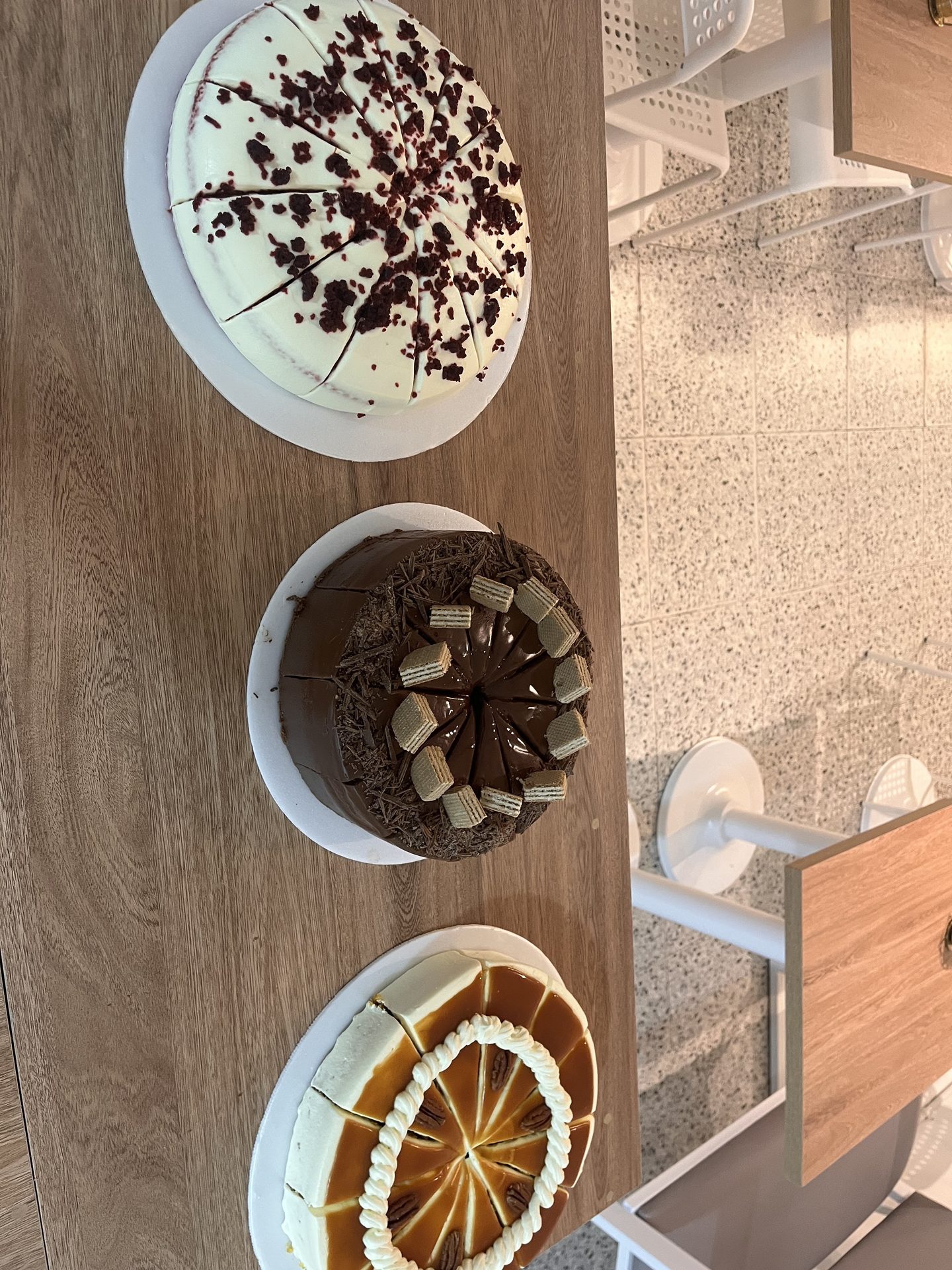Tortas enteras de red velvet, chocolate y zanahoria en la vitrina de Le Morita