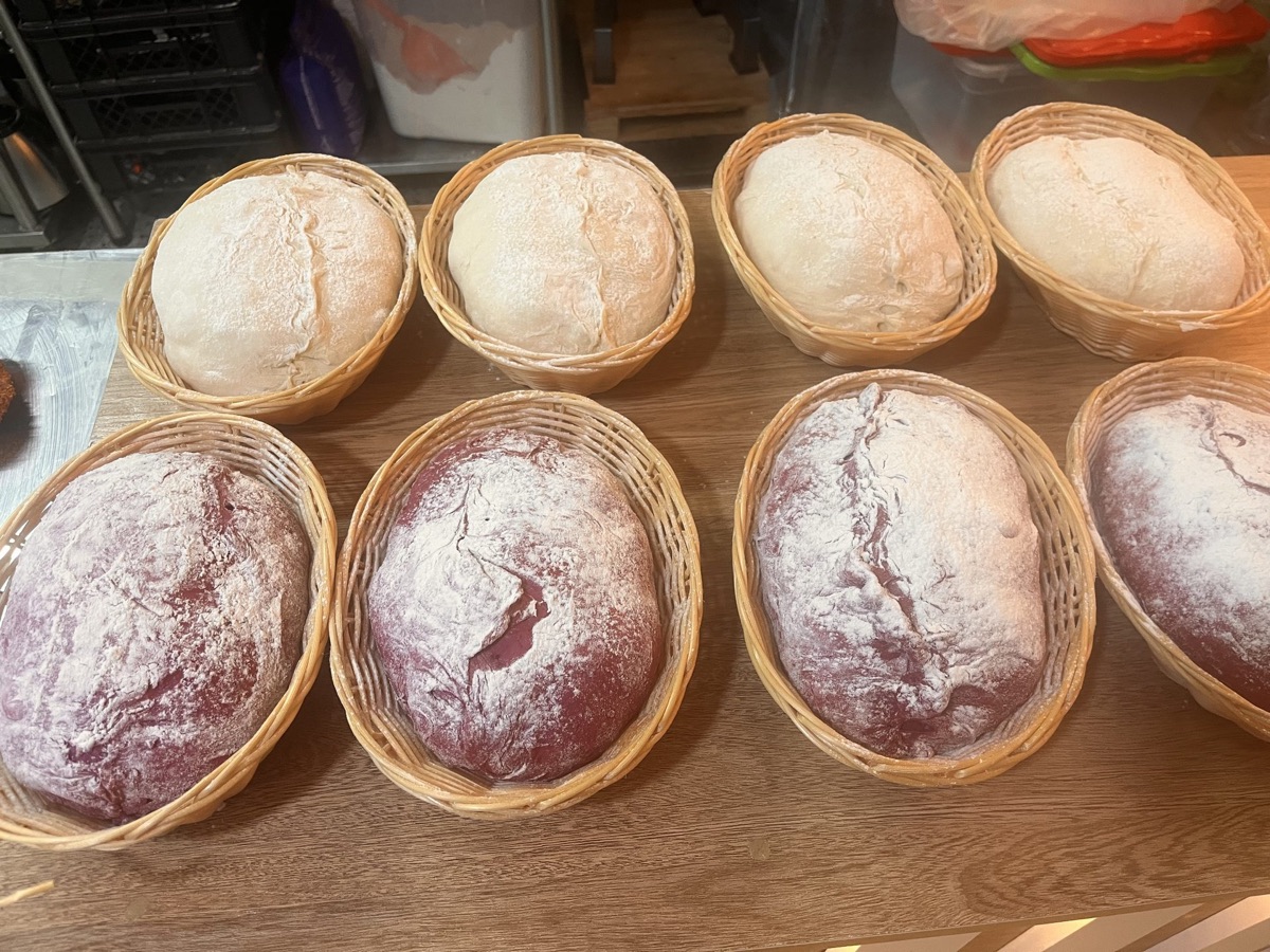 Postres individuales en una mesa