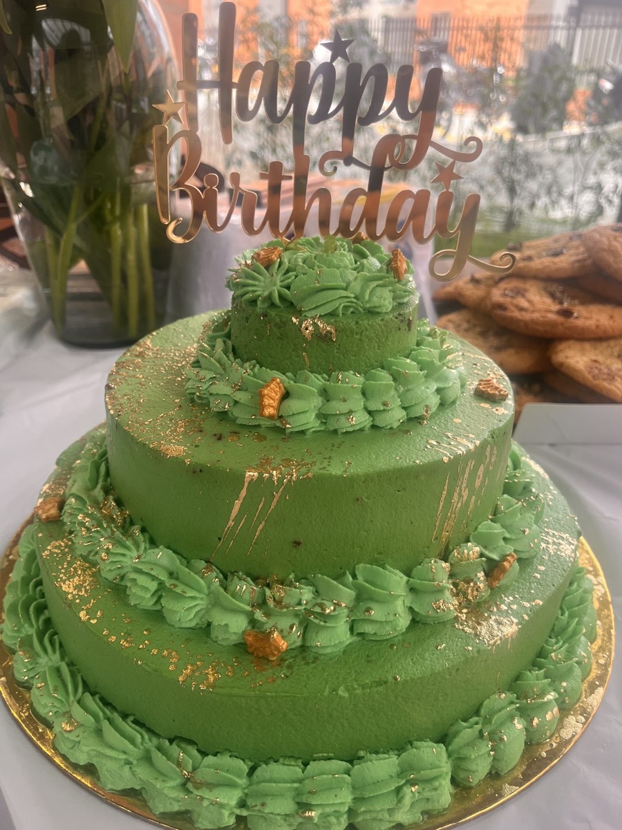 Pastel de dos pisos decorado en verde